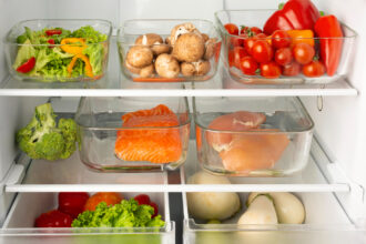 Dlaczego warto przechowywać warzywa i owoce w lodówce?